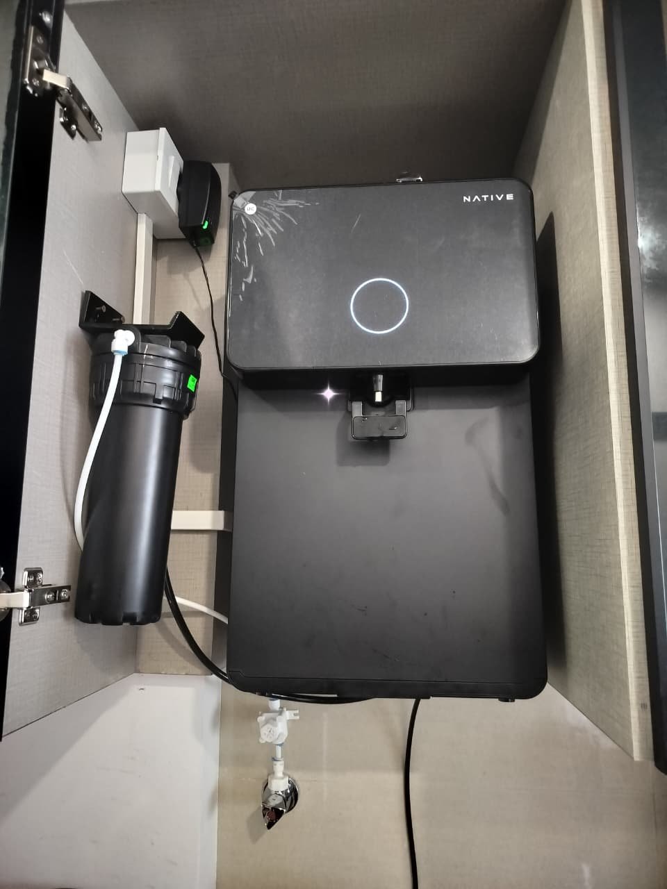 Water purifier installation in a kitchen